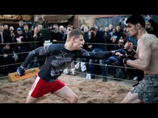 Бешеная рубка двух случайных парней из толпы