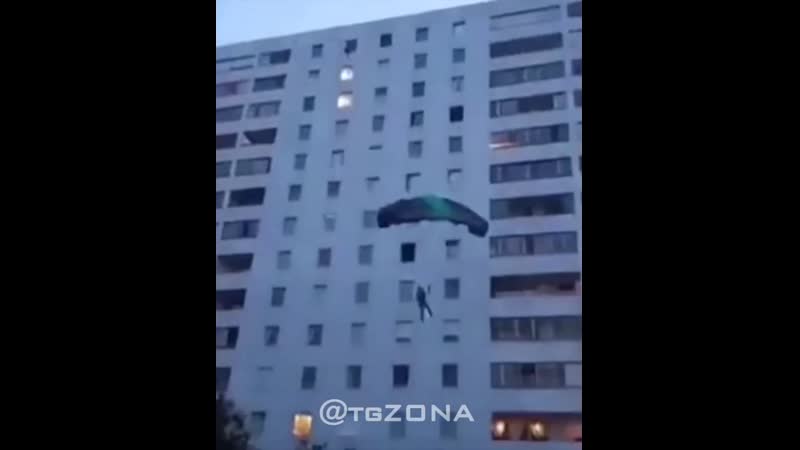 Вписка сваливает с вечеринки через окно, красиво ушёл, за вдв, когда копы ломятся в дверь, прыжок, экстрим по русски