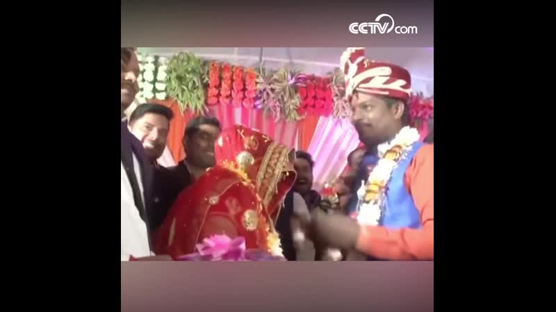 На свадьбе в индии жених и невеста обменялись гирляндами из «золотого» лука