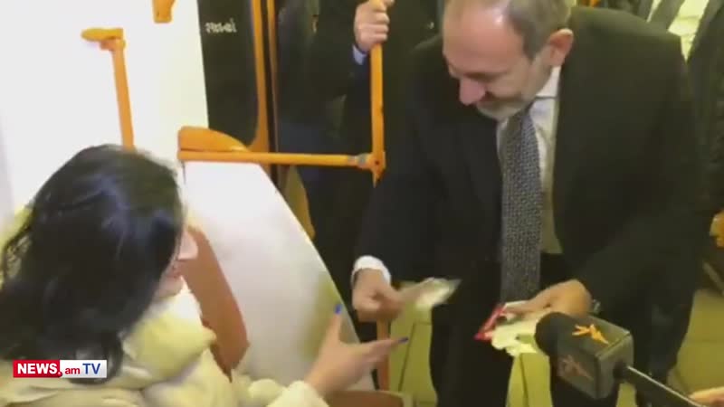 Փաշինյանն անակնկալ մտել է մետրո եւ քարոզարշավ արել[1]