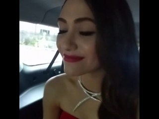 Samesmail on the way to the #goldenglobes and i'm crestfallen that @emmyrossum didn't know the words!