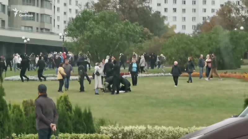 🇺🇦 білорусь омон на «марші честі» жорстко затримує людей у мінську