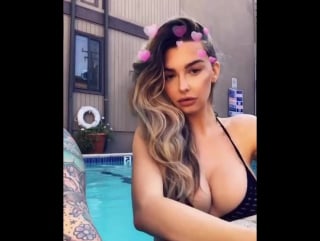 Emily sears в бассейне трясет своими близняшками