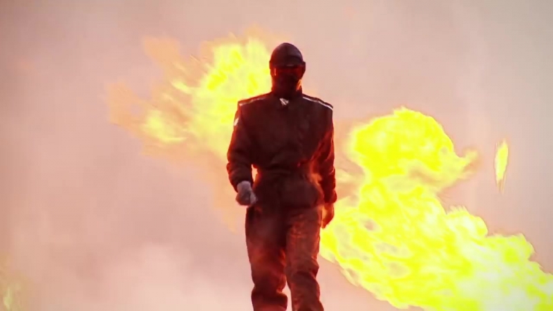 Девушка испытывает новейшую боевую экипироу «ратник»