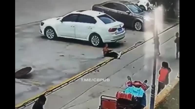 Кинул в канализацию петарду