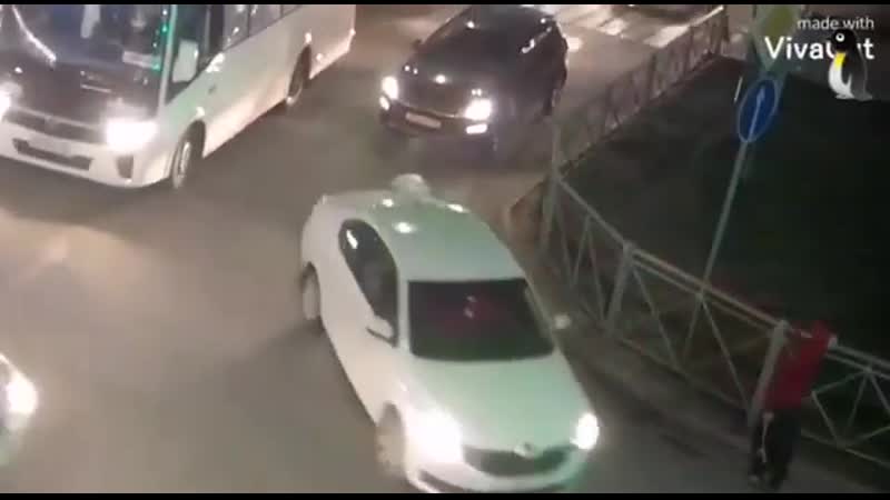 В районе мурино санкт петербурга 25 летний таксист на синем авто проехал на красный свет и дальше все поехало
