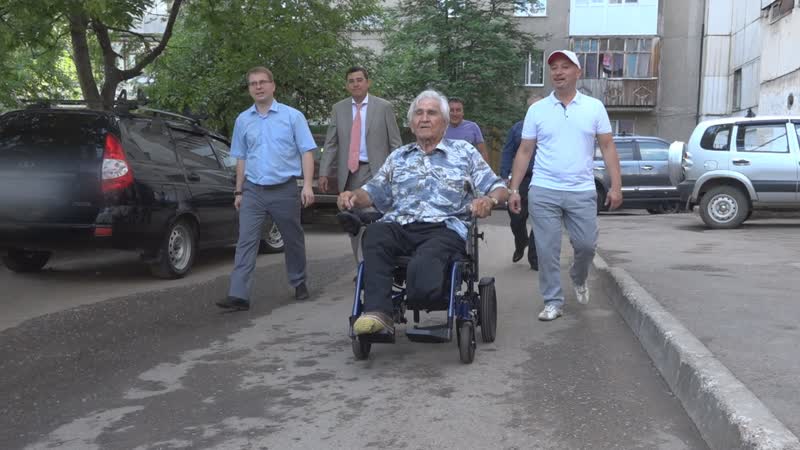 Жителю уфы партийцы вручили инвалидную коляску