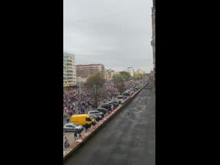 Колонна из десятков тысяч протестующих идет по богдановича