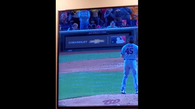 Топ модели обнажили грудь во время матча