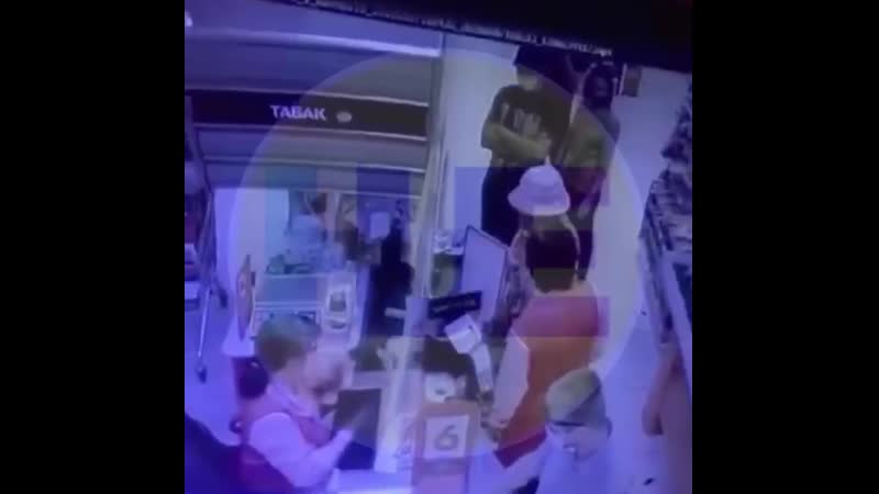 В омске бабуля стянула с себя трусы и закрыла ими лицо