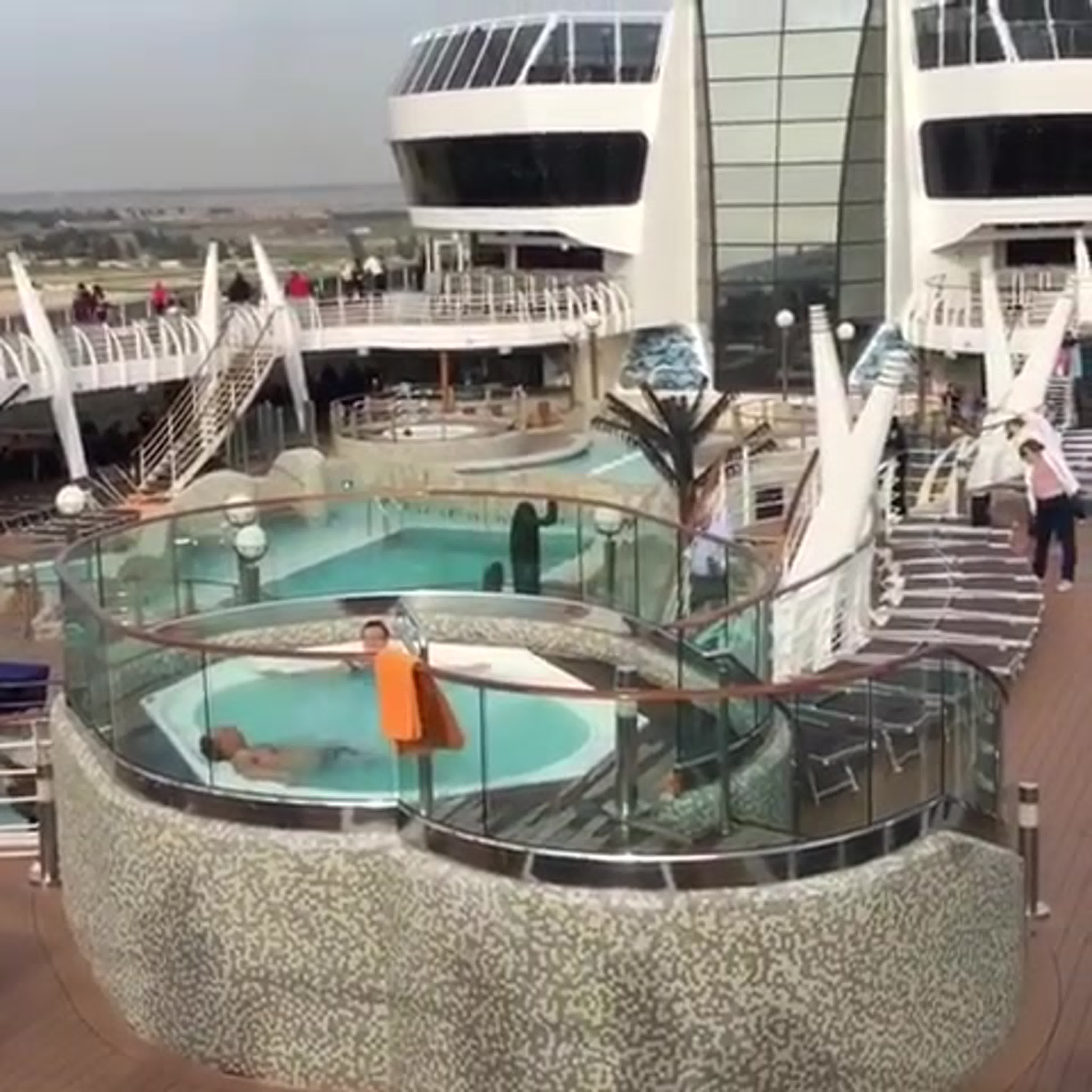 Круизный лайнер msc splendida, плывет через пустыню!