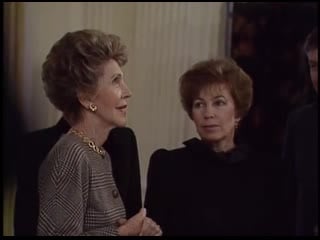 Nancy reagan gives a tour of the white house to raisa gorbachev on december 9, 1987