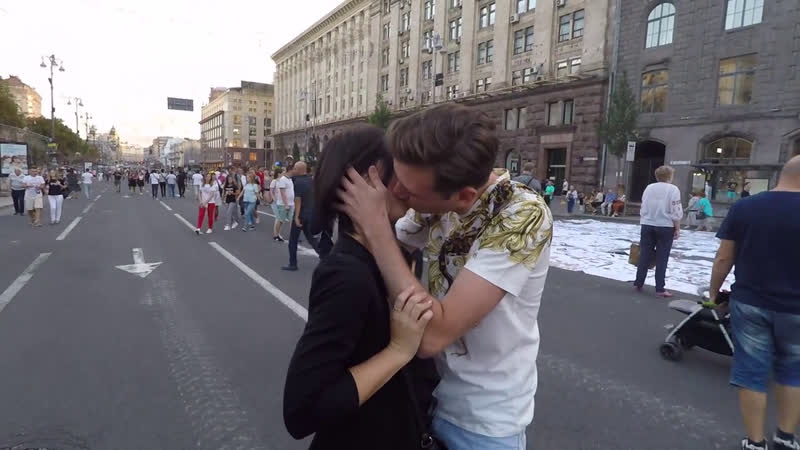 Как поцеловать девушку с помощью 1 рубля kissing prank