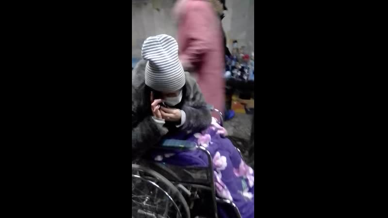Юная наглая цыганка лжеколясочница со связями в милиции и её недалёкие защитники