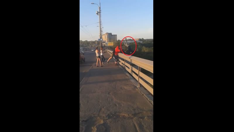 Скинули девушку скинули с моста
