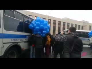 Полиция задержала активистов с шариками, которые попытались пройти на согласованный митинг