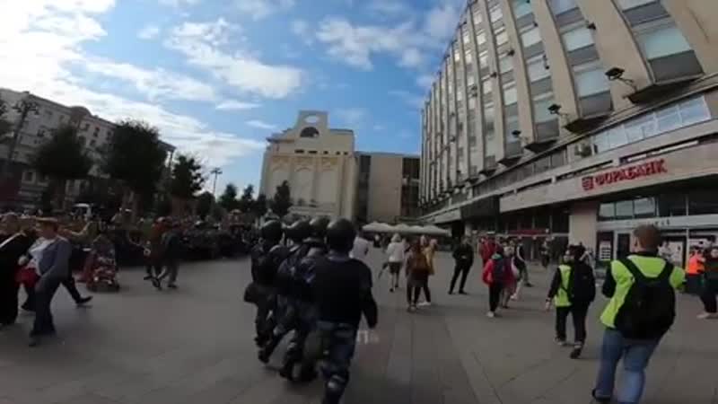 У всех же в окружении есть люди, которые уверены россия поднимается с колен; москва чудо как похорошела