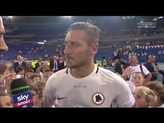 Totti ringrazia i presenti allo stadio, parla dell'affetto reciproco con i bambini, e fa gli auguri a daniele de rossi per la na