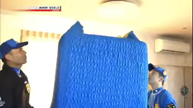 Японские грузчики заботятся о сохранности вещей клиента