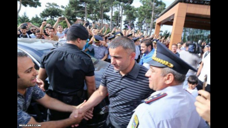 Сотни болельщиков встречали «карабах» в бакинском аэропорту