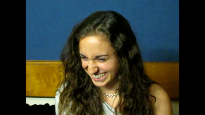 Девушка пародирует зверюшек