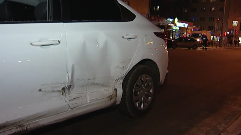 "хюндай", сбитый "фольксвагеном", сносит боком пешеходку real video