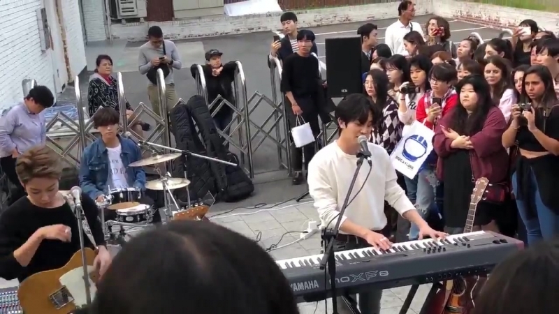 180928 홍대버스킹 이번 신곡 기대된다 후하후하 take me down 개쥬아๑̵ᴗ̵ 뒤에서 찍는 폰영상의 한계ㅠ 미안해 재형아 ,기타밖에 안나와ㅠㅠ광광 더로즈 therose 우성 재형 도준 하