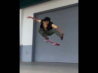 Hey nick tucker do a kickflip!