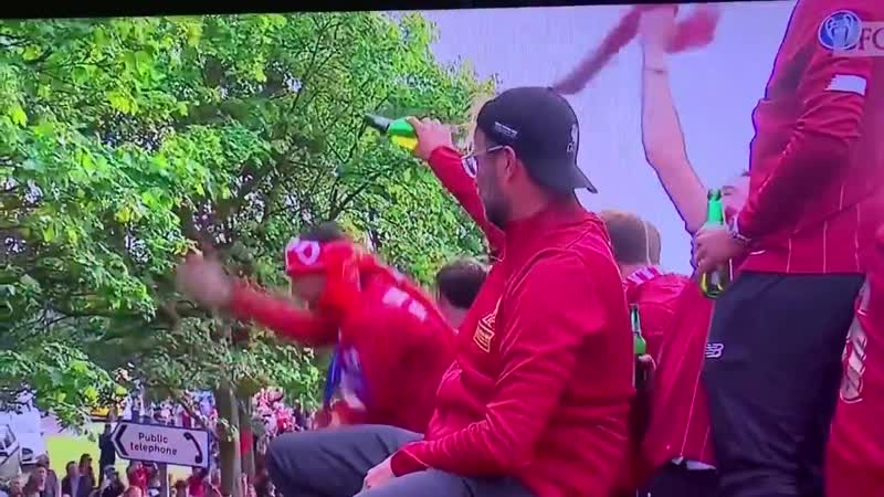 Jurgen klopp pouring beer on brewster 😂