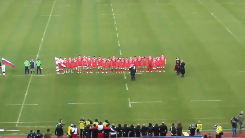 Грузинские болельщики растянули на трибунах флаги украины и освистали гимн рф