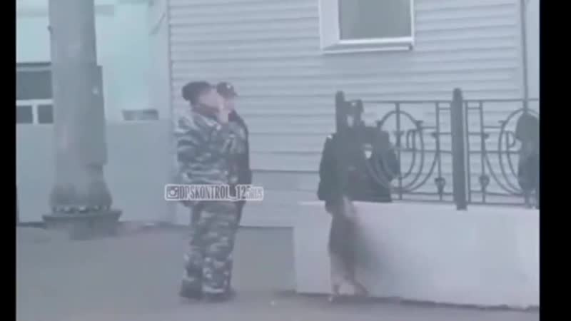 Як на росії путінськи поліцаї розважаються знущаннями над службовим молодые