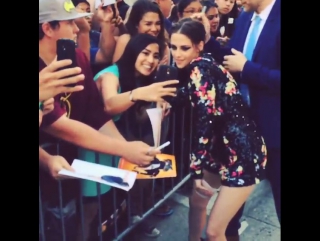 Kristen stewart had arrived at the #americanultra world premiere and greets the fans! (18/08)