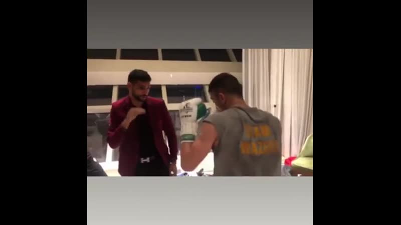 🎬амир хан пришел поддержать своего бойца перед боем🥊