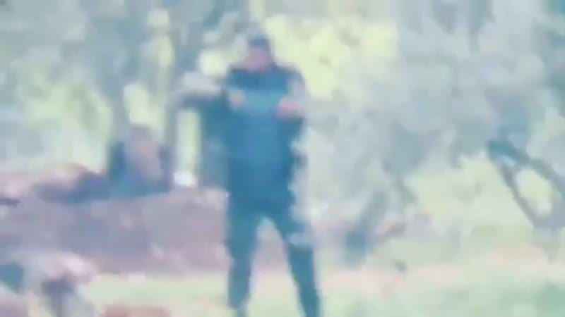 Снайпер правительственных сил ведёт огонь по боевикам