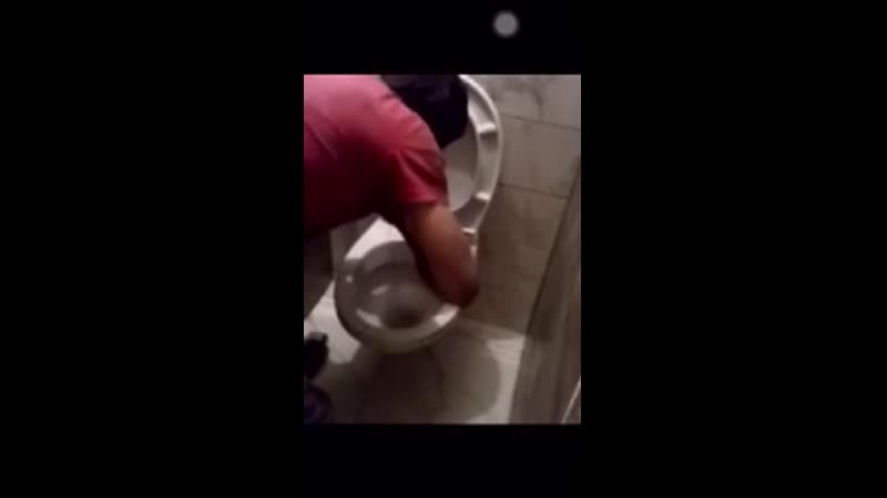 Многонационал умывается в унитазе