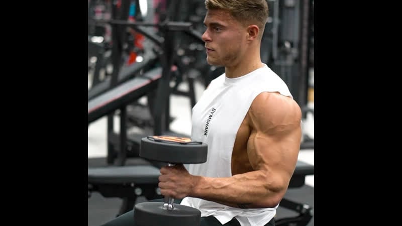 Тренироа на бицепс с гантелями