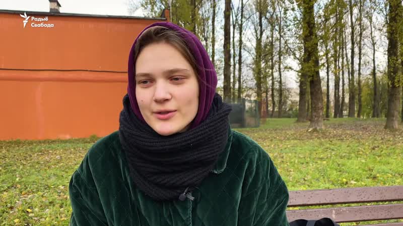 Родныя і сябры затрыманых стаяць у шматлюднай чарзе, каб перадаць рэчы на акрэсьціна <#радыёсвабода>