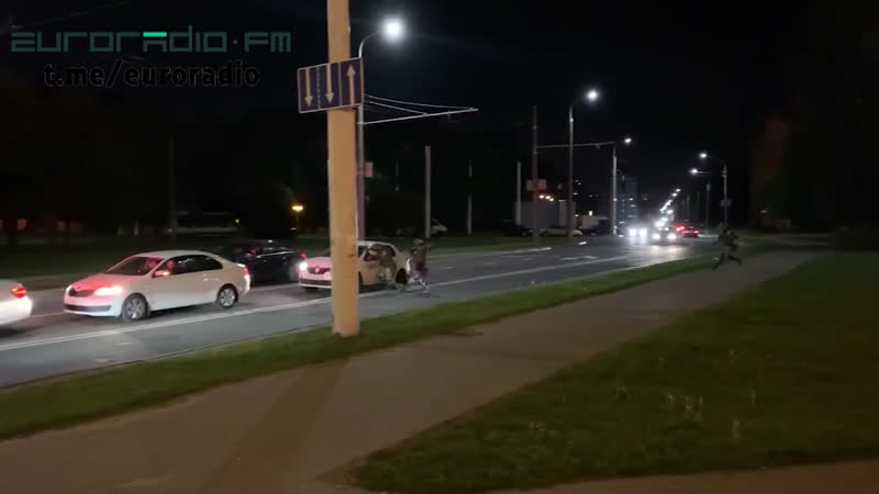 Сілавікі гоняцца за хлопцам, таксіст яго ратуе