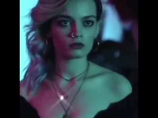 Эмма маккей в сериале "половое воспитание"