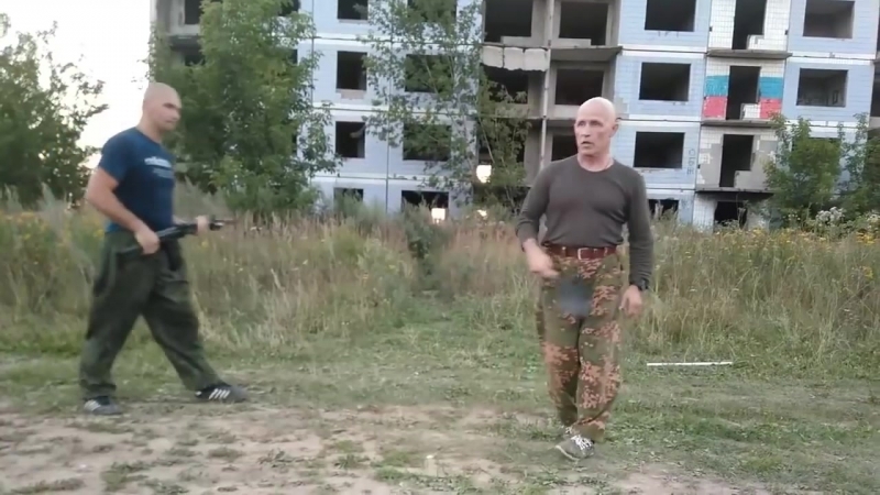 Лопатка против автомата, удар прикладом