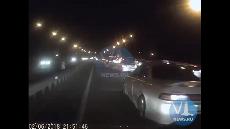 Водитель седана не пропускал скорую, которая ехала на помощь пострадавшему молодые! (видео с регистратора машины скорой помощи