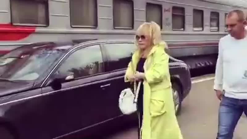 Пугачева и галкин подъехали к поезду на «майбахе»