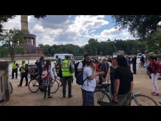 Kundgebung vor dem bismarck denkmal in berlin