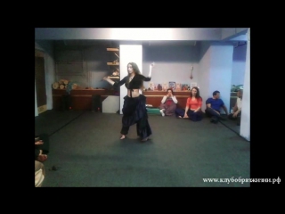 Олеся с 2 ножами