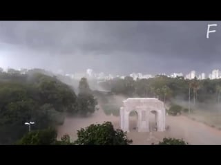 Шквалистый ветер в порту алегри, бразилия thunderstorm in porto alegre, brazil