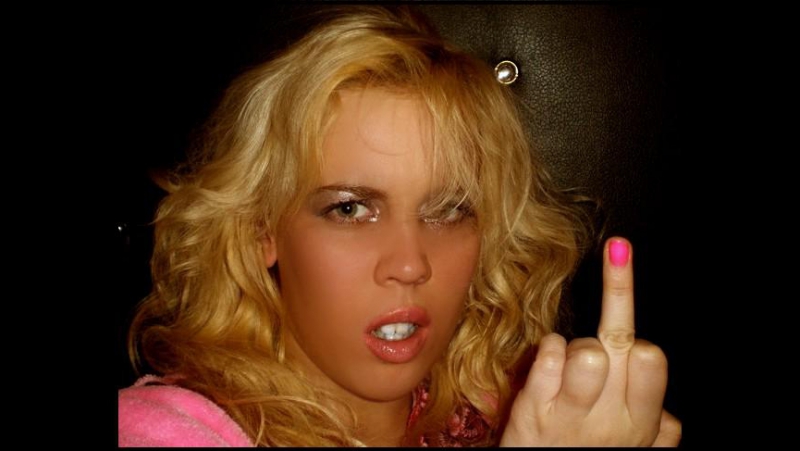 Пьяная карина барби показала всем свою писю и вытерла об нее российский флаг