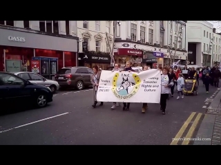 Wspólna manifestacja travellersów, muzułmanów i komunistów w cork