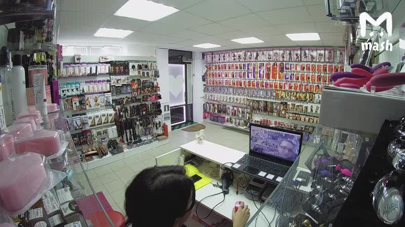 Продавщица секс шопа рассказывает подруге о тяжелых рабочих буднях