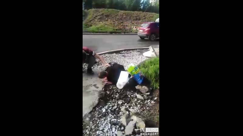 Мужчина пытается перерезать себе горло (18+, есть мат)