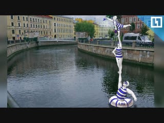 Великаны в полосатых купальниках